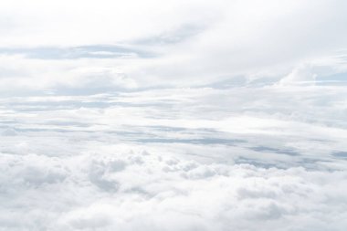 Mavi gökyüzünün ve beyaz bulutların fotoğraflarını çek.