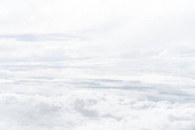 Mavi gökyüzünün ve beyaz bulutların fotoğraflarını çek.