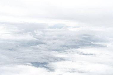 Mavi gökyüzünün ve beyaz bulutların fotoğraflarını çek.