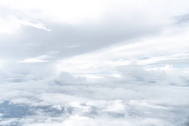 Mavi gökyüzünün ve beyaz bulutların fotoğraflarını çek.