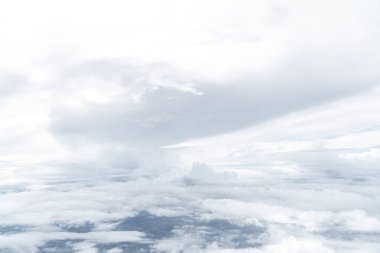 Mavi gökyüzünün ve beyaz bulutların fotoğraflarını çek.