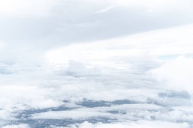 Mavi gökyüzünün ve beyaz bulutların fotoğraflarını çek.