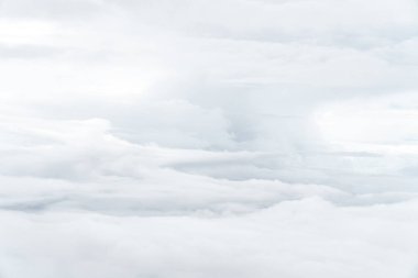 Mavi gökyüzünün ve beyaz bulutların fotoğraflarını çek.