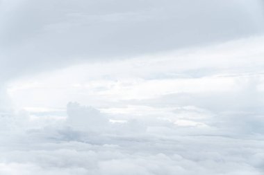 Mavi gökyüzünün ve beyaz bulutların fotoğraflarını çek.