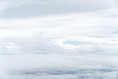 Mavi gökyüzünün ve beyaz bulutların fotoğraflarını çek.