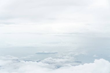 Mavi gökyüzünün ve beyaz bulutların fotoğraflarını çek.