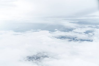 Mavi gökyüzünün ve beyaz bulutların fotoğraflarını çek.