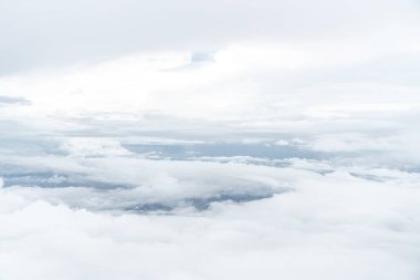 Mavi gökyüzünün ve beyaz bulutların fotoğraflarını çek.