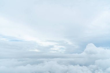 Mavi gökyüzünün ve beyaz bulutların fotoğraflarını çek.