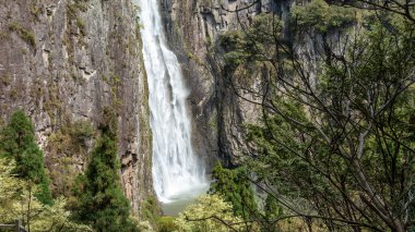 Dağlardaki bir uçurumda bir şelale