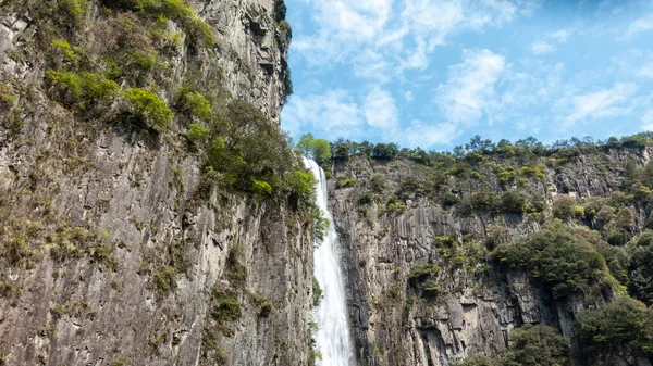 Dağlardaki bir uçurumda bir şelale