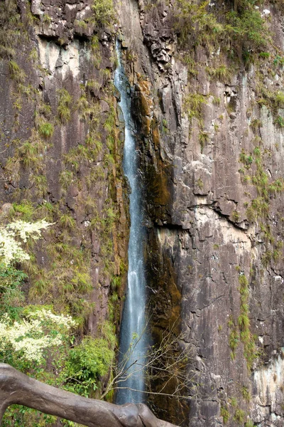 山の崖の上の滝 — ストック写真