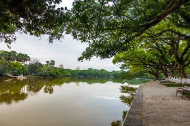 Çin 'de gün batımında Riverside kasabaları