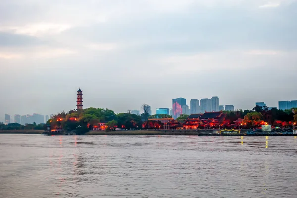 Città Lungo Fiume Tramonto Cina — Foto Stock