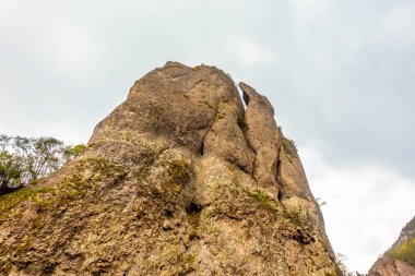 mavi gökyüzünün altında dağlar