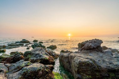 Denizde dalgalar ve kayalar