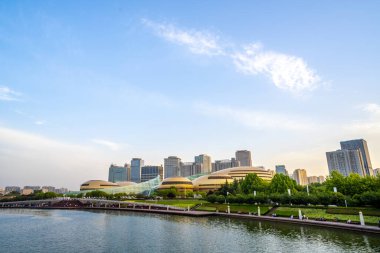 Mavi gökyüzünün altındaki şehir binaları