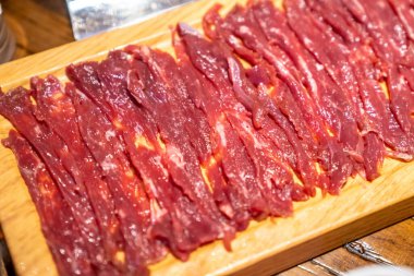 Lezzetli bir biftek ve koyun eti rulosu.