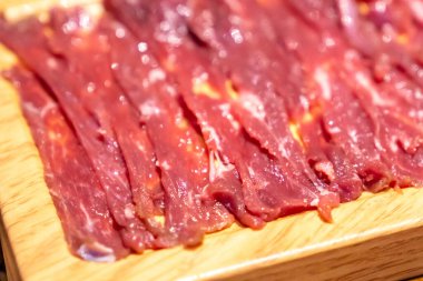 Lezzetli bir biftek ve koyun eti rulosu.