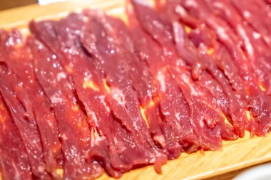 Lezzetli bir biftek ve koyun eti rulosu.