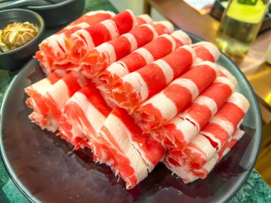 Lezzetli bir biftek ve koyun eti rulosu.