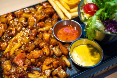 Lezzetli bir tabak kızarmış Kore tavuğu.