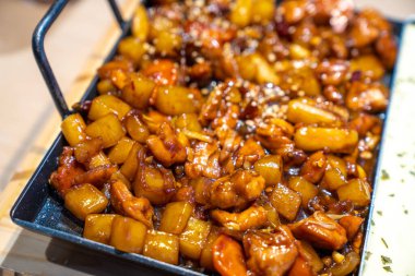 Lezzetli bir tabak kızarmış Kore tavuğu.