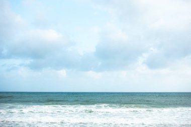 Mavi gökyüzünün altında deniz ve kum