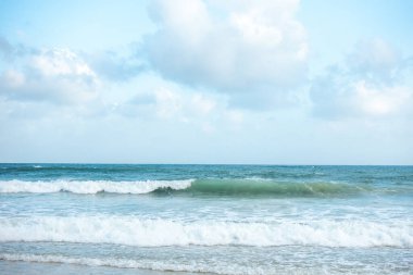 Mavi gökyüzünün altında deniz ve kum