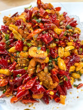 Lezzetli bir tabak baharatlı tavuk.