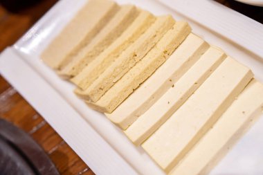 Bir tabak lezzetli tofu dilimi.