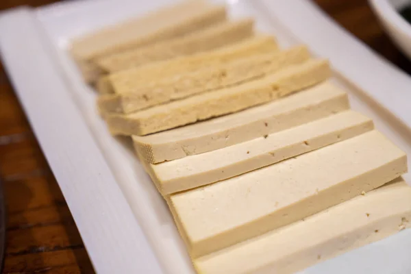 Ein Teller Mit Leckeren Tofu Scheiben — Stockfoto