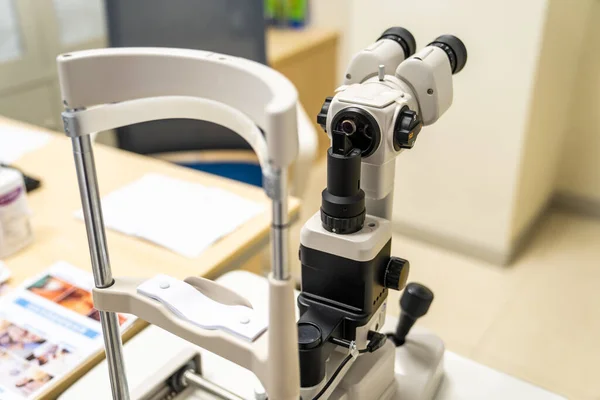病院での眼科検査用のスリットランプ — ストック写真