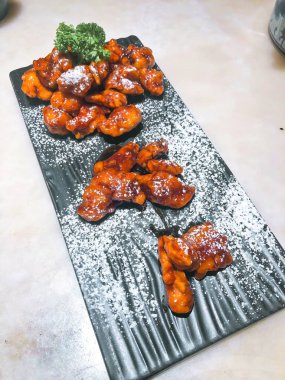 Tatlı ve ekşi pirzola geleneksel bir Çin lezzetidir.