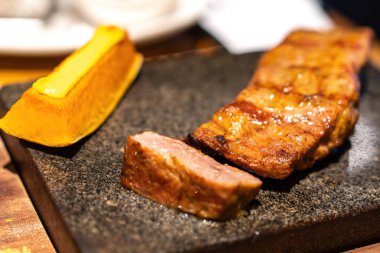 Lezzetli bir biftek tabağı.