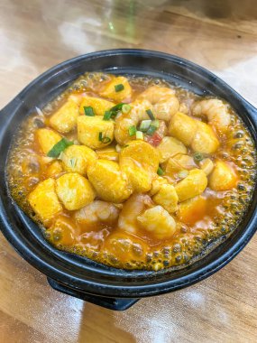 Bir kase lezzetli soya peyniri.