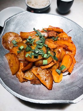 Lezzetli bir tabak patates cipsi.