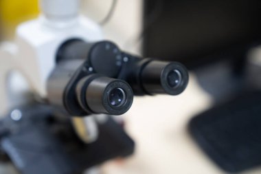 Lambada gözlük ve kornea var mı kontrol et.