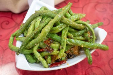 Lezzetli bir tabak kızarmış fasulye.