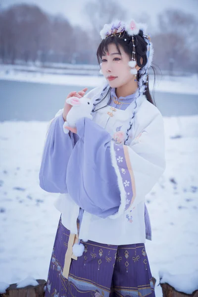 Ein Mädchen Hanfu Schnee — Stockfoto