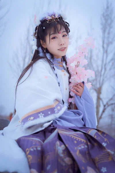 Ein Mädchen Hanfu Schnee — Stockfoto
