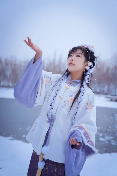 Flicka Hanfu Snön — Stockfoto