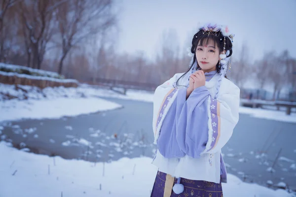 Uma Menina Hanfu Neve — Fotografia de Stock