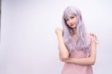Pembe saçlı bir kız.
