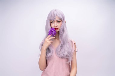 Pembe saçlı bir kız.