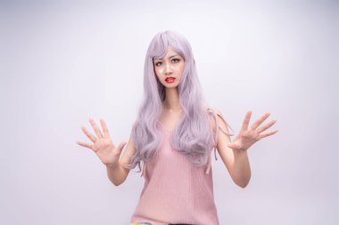 Pembe saçlı bir kız.