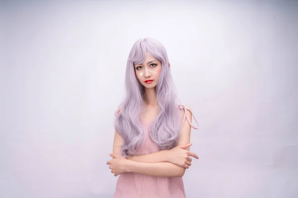 Dziewczyna Długimi Włosami Różowym — Zdjęcie stockowe