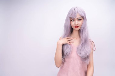 Pembe saçlı bir kız.