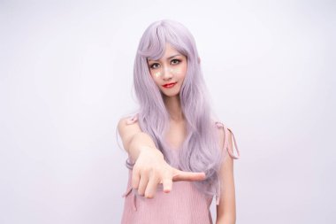Pembe saçlı bir kız.
