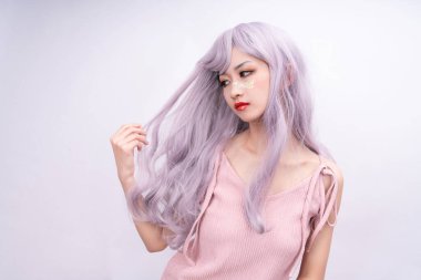 Pembe saçlı bir kız.